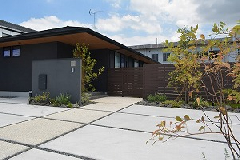 ダークトーンのかっこいい住友林業の平屋にあうナチュラルモダン外構　鹿児島県曽於市I様邸