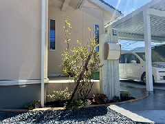 一条工務店の可愛らしい住宅にマッチしたRデザインの外構　鹿児島児島市N様邸