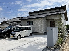 グレー門柱や植栽で彩るシンプルモダンな新築外構　鹿児島県姶良市A様邸