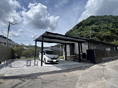 景色に溶け込むグレー平屋と緑豊かなモダン外構の美しい調和　鹿児島市N様邸