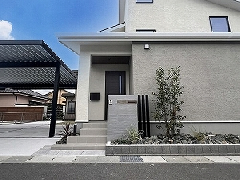三井ホームのグレー塗り壁に調和する上質モダンな外構　鹿児島県姶良市I様邸