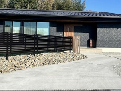 ロックガーデンの曲線アプローチ新築外構　～新富町I様邸～