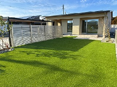 光と素材が調和する洗練された印象の新築外構　都城市T様邸