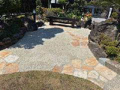 芝生のお手入れを軽減！天然石の乱張りと洗い出しで上質な庭園空間へ～日南市　W様邸～
