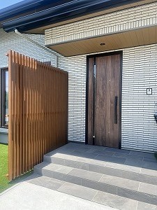 木目が映えるシンプルモダンな新築外構 ～宮崎新富O様邸～