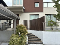 芝生とコニファーのお手入れから解放。木目調の角柱と人工芝でつくる管理しやすい庭｜日置市伊集院町S様邸