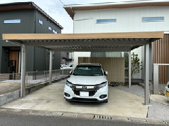木目調のアクセントが美しい折板カーポート　～宮崎市A様邸～