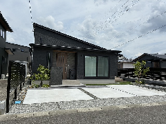 ブラックの外観に合わせたシンプルモダンな外構　薩摩川内市K様邸