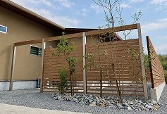 気になる視線にひと工夫、住まいになじむ外構づくり