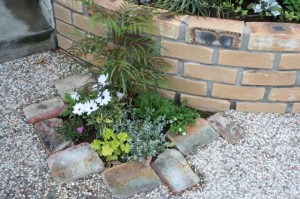 花壇の横にもちょっとした植栽で足元を華やかに