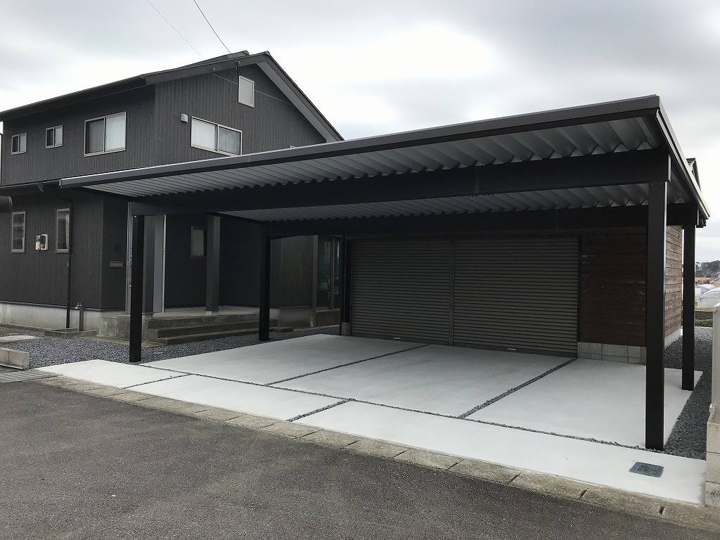 風に強い折板カーポートとコンクリートで広い駐車場に