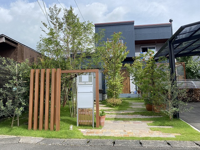 天然芝と敷石のアプローチと雑木林風の植栽