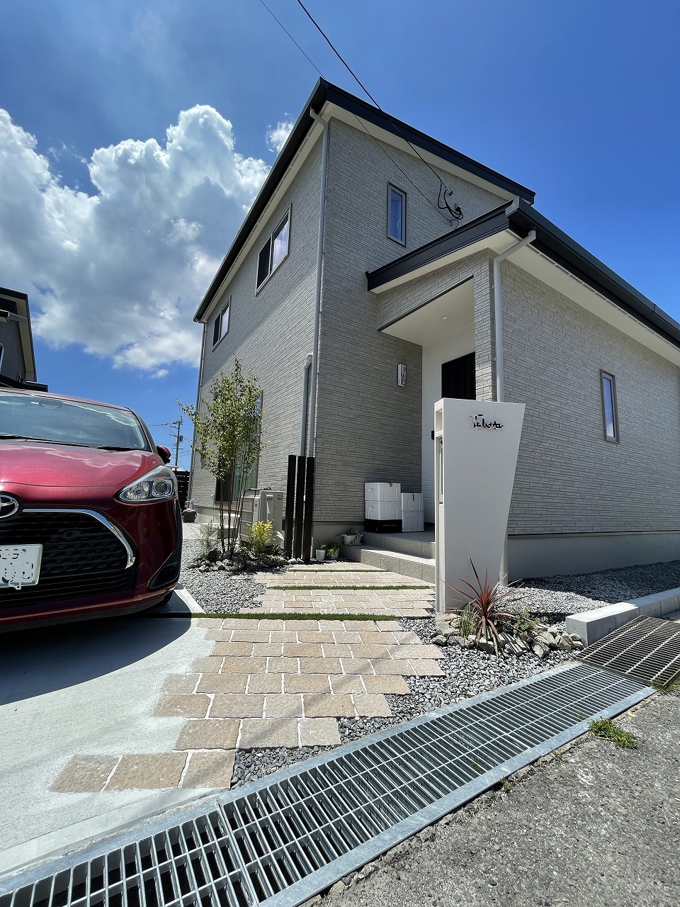 門柱のあるアプローチ 新築外構