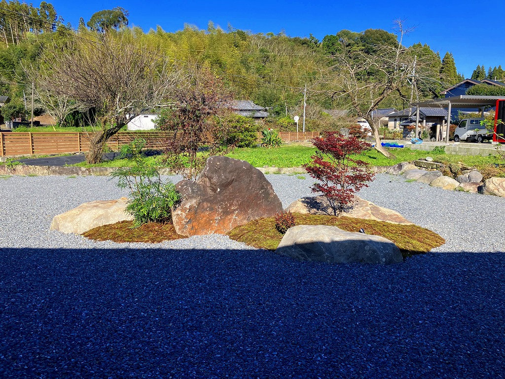 景石のある庭 築山のある庭