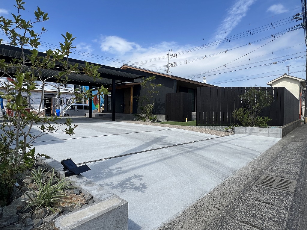 和モダンにあう縦張り板塀のある落ち着いた雰囲気の新築外構工事　霧島市K様邸