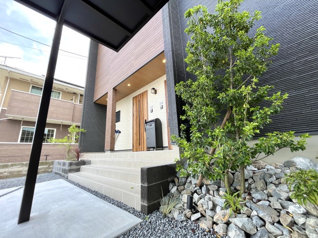 七呂建設、ブラックポリカ、ソヨゴ、栗石