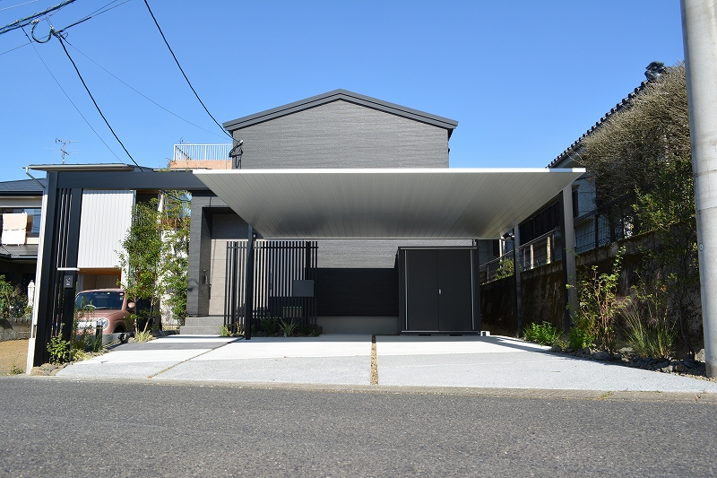 スタイリッシュなカーポートFⅡを使用したかっこいいファサードデザインの新築外構　鹿児島市K様邸