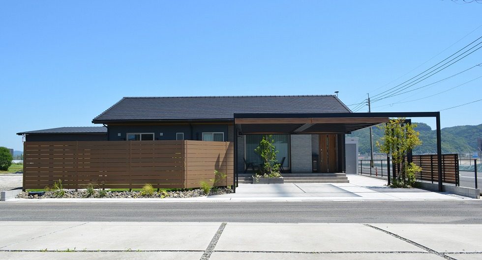 Uスタイルアゼストでダイナミックな間口を演出した新築外構 霧島市H様邸