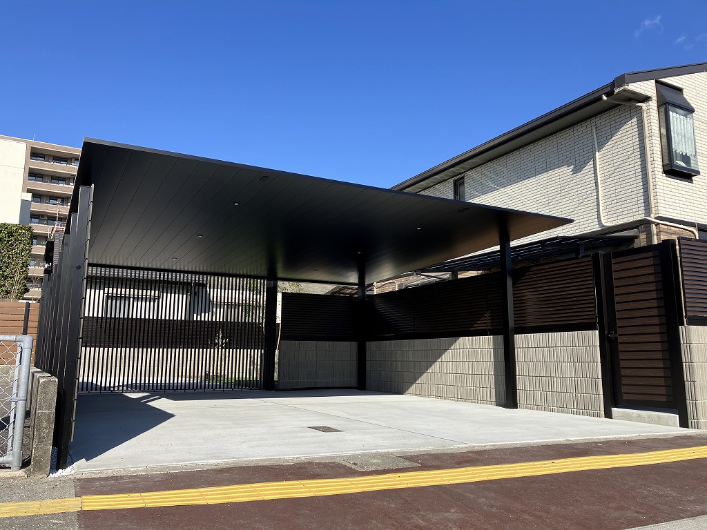 更地から邸宅の顔へ。風格ある駐車スペースとプライベートガーデン