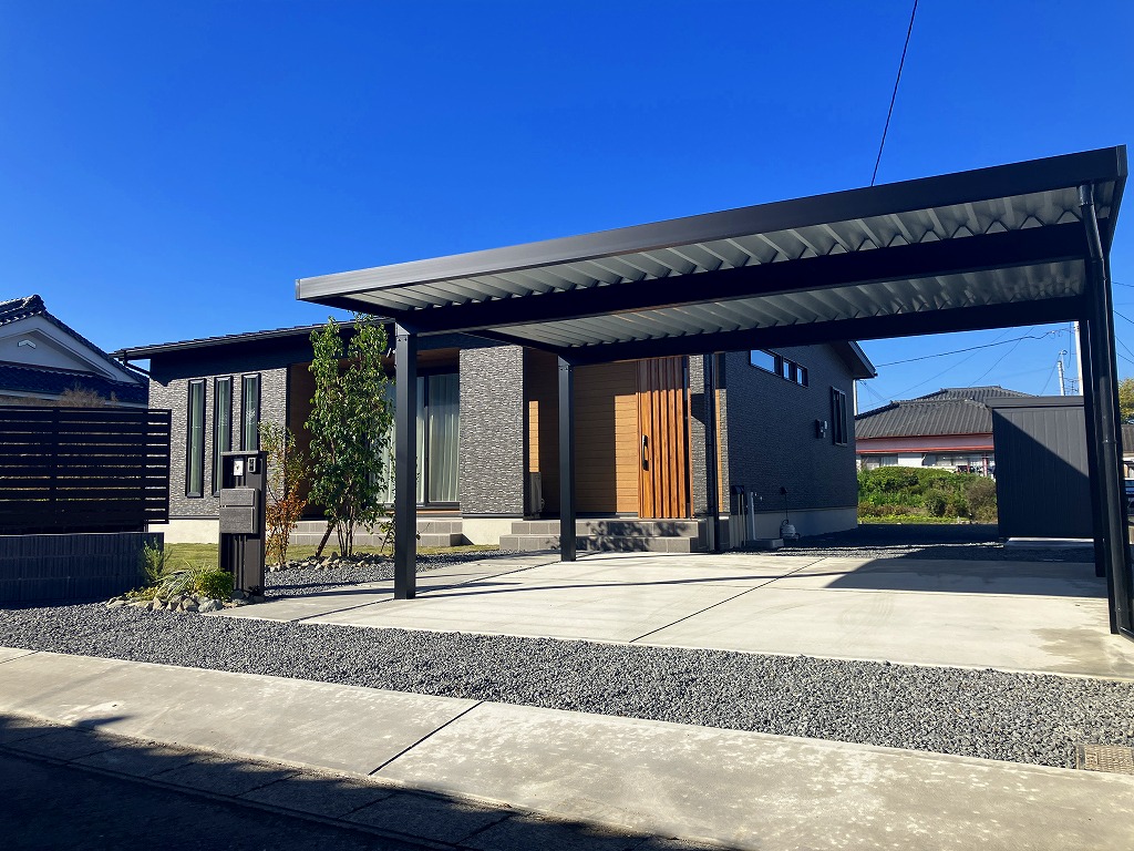 ダークトーン新築外構　平屋の外構　三協アルミG1