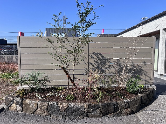 自然石でつくる、曲線が美しい石組み花壇＊霧島市O様邸