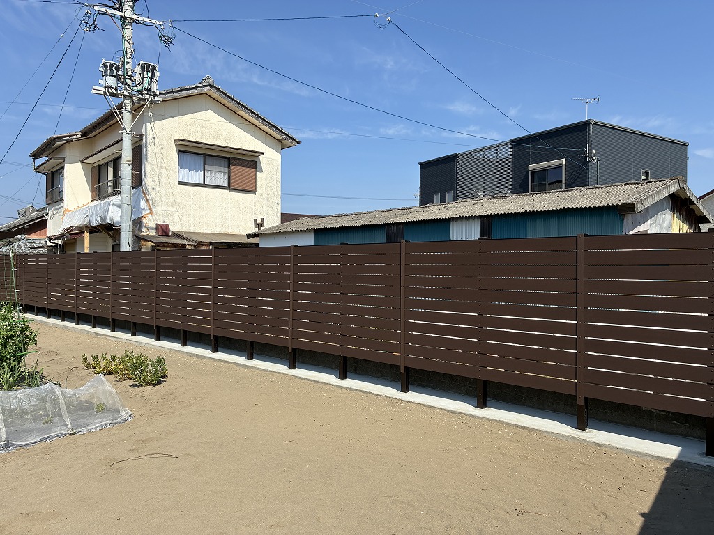 しっかり隠して風にも強い！砂地の敷地に施工した頑丈な木調目隠しフェンス