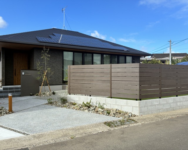 落ち着いた色味に緑が映える、住友林業の新築外構～西都市K様邸～