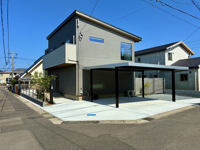グレーの外壁に調和する、一条工務店のシンプルモダンな新築外構　鹿児島市M様邸