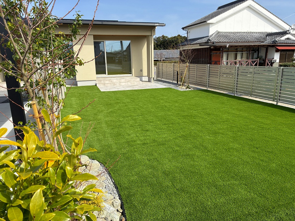 人工芝のある庭