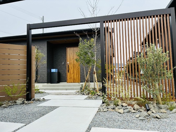 黒×木目で魅せる、上質なナチュラルモダン外構