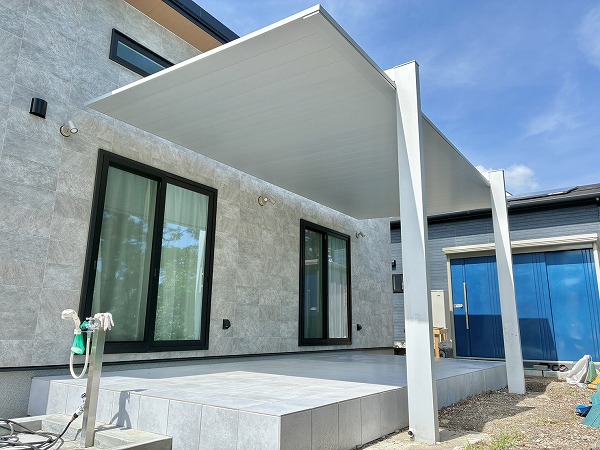 掃き出し窓を包み込む開放空間を実現した新築外構　鹿児島県姶良市K様邸