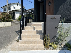 スロープを取り入れつつおしゃれな外構に　宮崎市T様邸