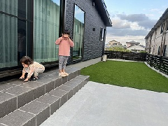 グレー門柱と人工芝のお庭で遊べる新築外構～宮崎市F様邸～