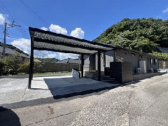 景色に溶け込むグレー平屋と緑豊かなモダン外構の美しい調和　鹿児島市N様邸