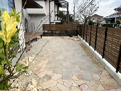 自然石乱形貼りとタイルの明るいお庭　宮崎市B様邸