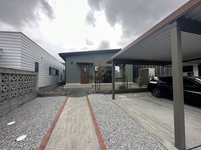 植栽と縦格子フェンスでつくる、開放感とプライバシーを両立するファサード ～日南市Y様邸～