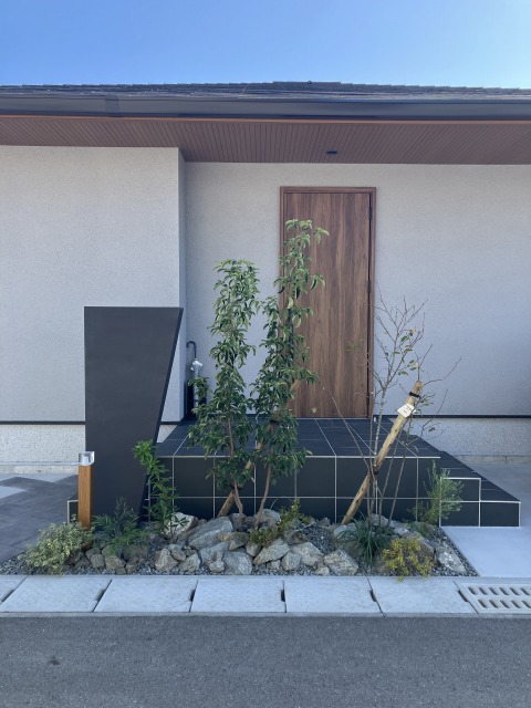 落ち着いた色味と植栽が映えるシンプルモダン外構　～宮崎市H様邸～