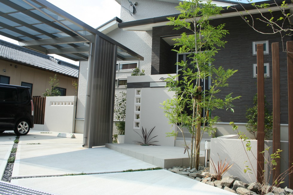 素敵な平屋のおうちにぴったり合う シンプルかつ重厚感のある外構 宮崎県ｎ様邸
