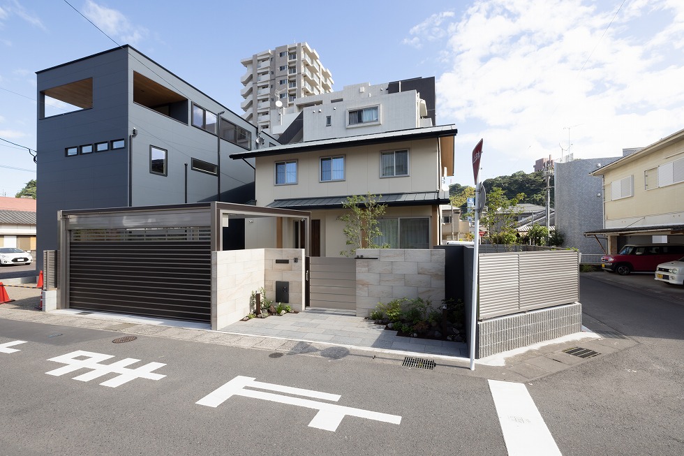 明るい色合いを使用した和モダンテイストなクローズ外構　鹿児島市S様邸