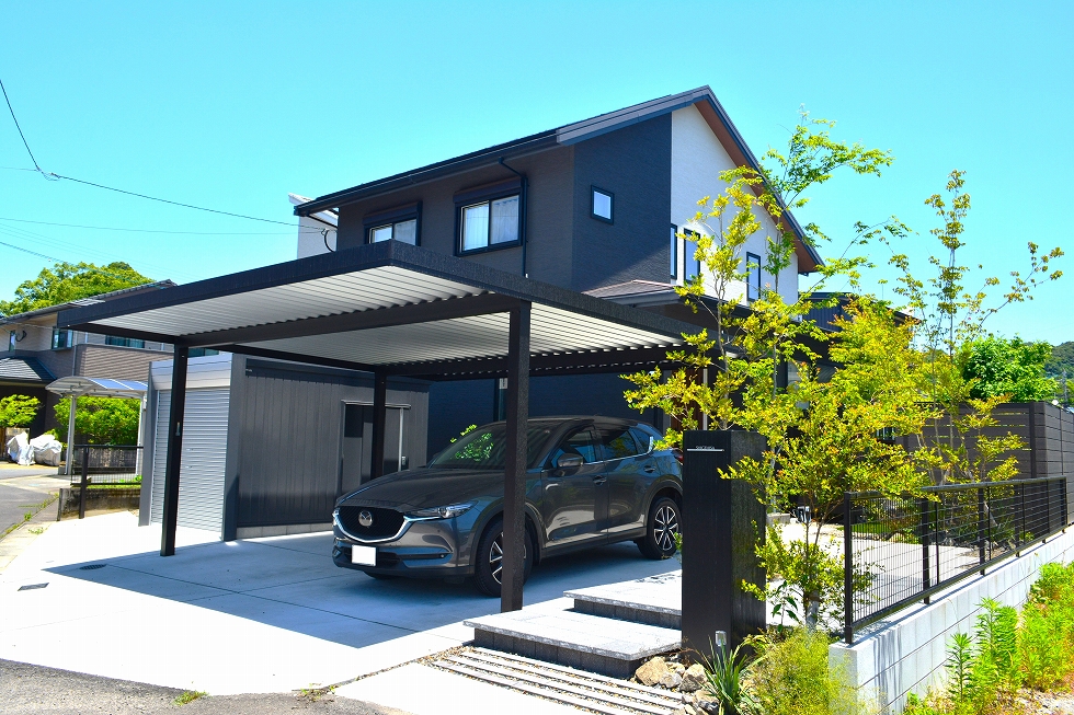 豊かな緑量の植栽に囲まれたモダンな住宅の外構工事　鹿児島市S様邸