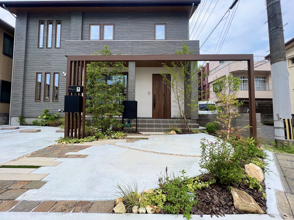 ゲートと鮮やかな植栽で人を迎えるファサードのあるるナチュラル新築外構　鹿児島市M様邸