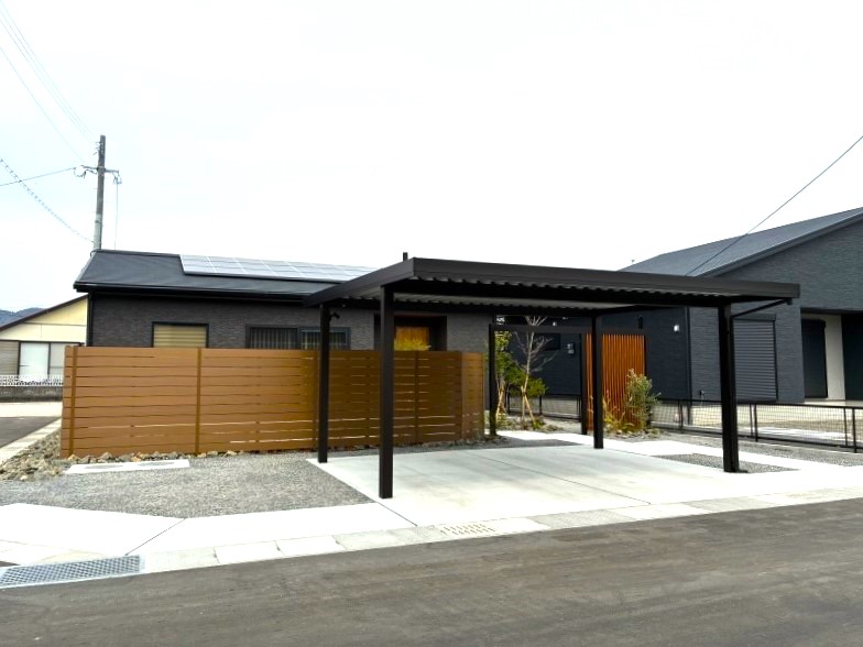 黒×木目で魅せる、上質なナチュラルモダン外構